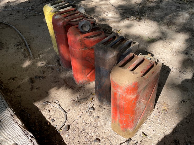 #3655-•-lot-of-(5)-jerry-gas-cans-image-4