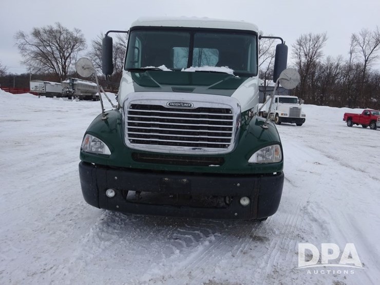 2007-freightliner-columbia-112-image-5