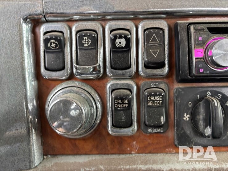 peterbilt-365-image-69