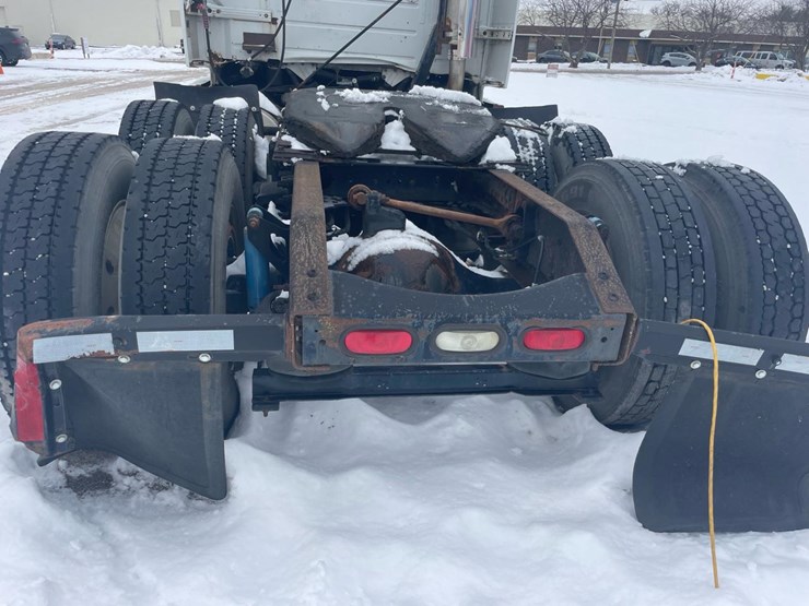 #149-•-2004-volvo-sleeper-semi-truck-image-20