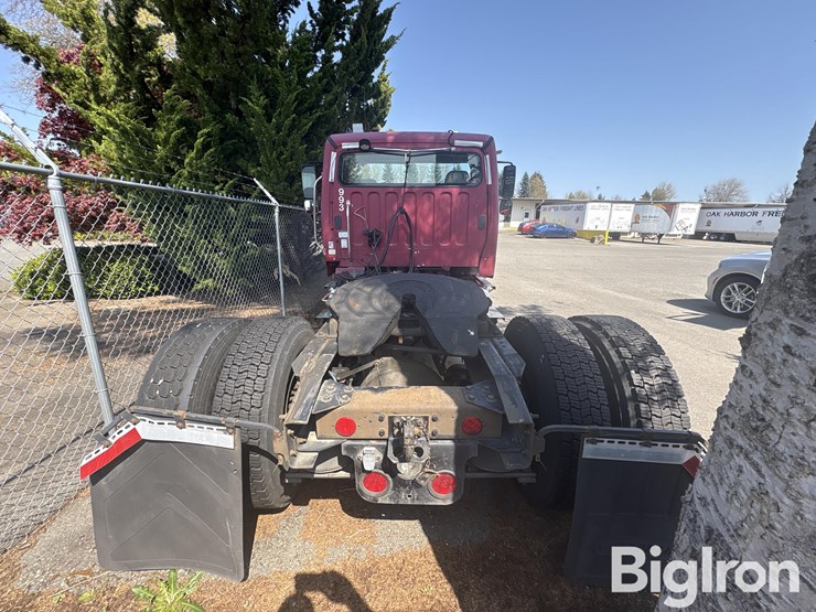 2004-freightliner-m2-106-image-6