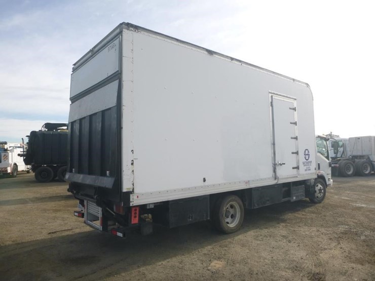 2016-isuzu-nrr-image-3