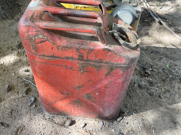 #3655-•-lot-of-(5)-jerry-gas-cans-image-8