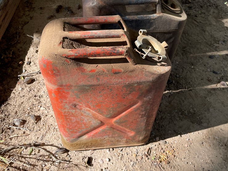 #3655-•-lot-of-(5)-jerry-gas-cans-image-5