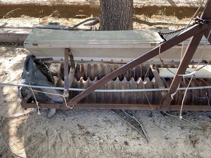 #3657-•-custom-hitch-pull-seeder-image-15