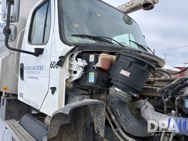 freightliner-114sd-image-34