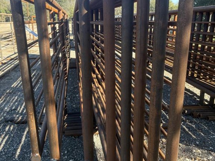 #44-•-freestanding-panels-24'-w/-12'-gate-image-2