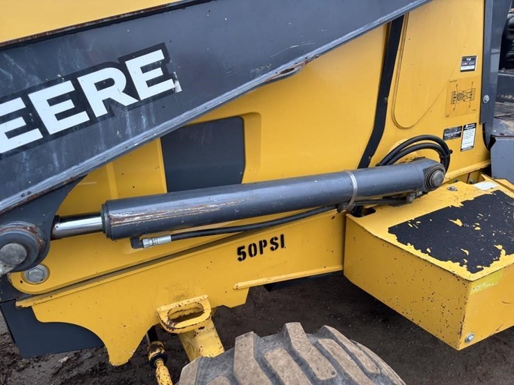 2017-deere-210l-image-16