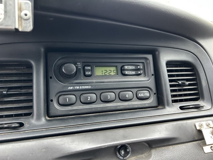 2004-ford-crown-victoria-sedan-image-22