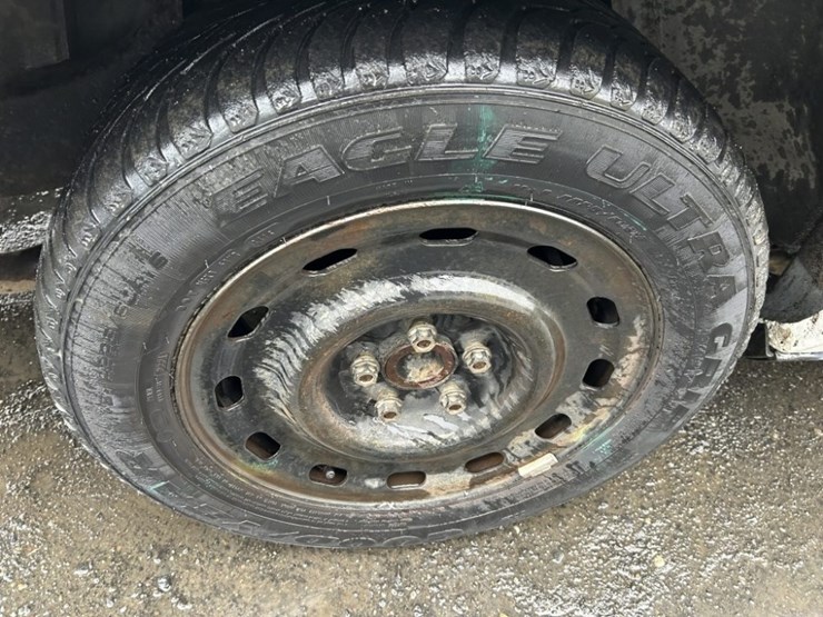 2004-ford-crown-victoria-sedan-image-12