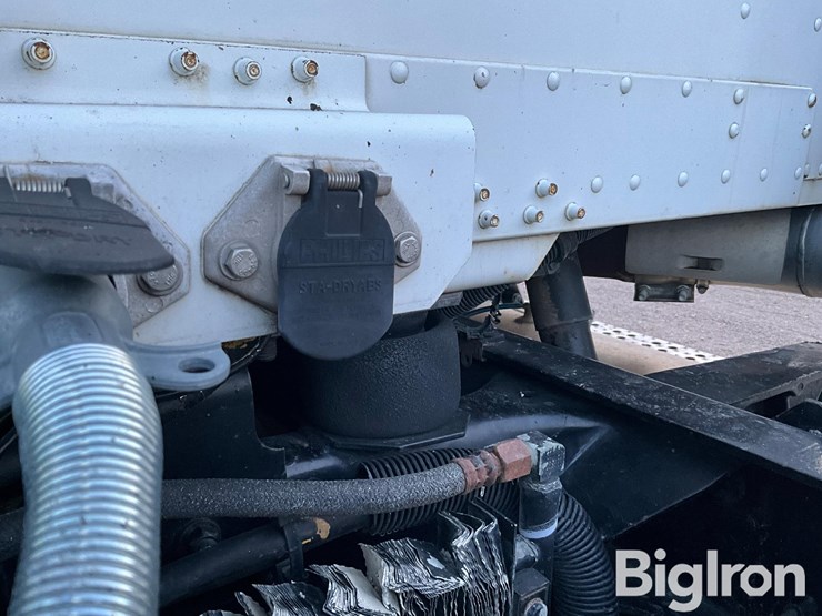 2001-freightliner-fld120-image-18