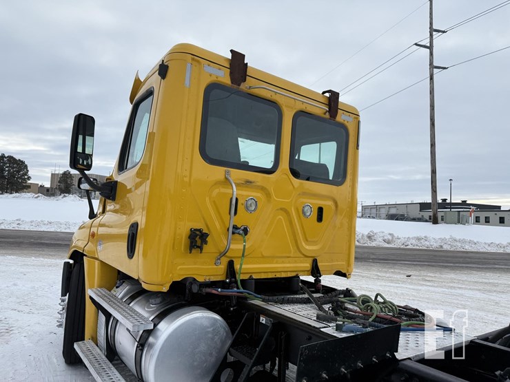 2016-freightliner-cascadia-125-image-24