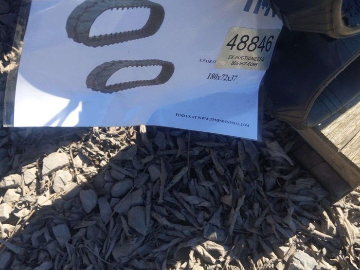 qty-(1)-set-unused-mini-excavator-rubber-tracks-image-2