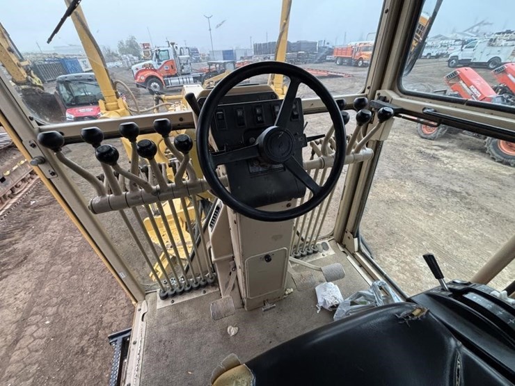 2005-caterpillar-143h-image-38