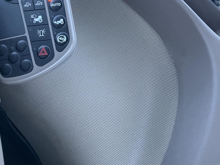 2010-john-deere-8295r-image-27