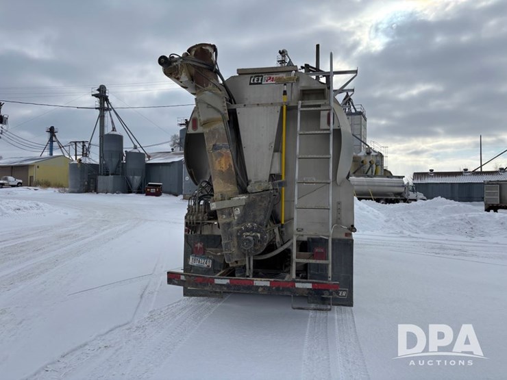 freightliner-114sd-image-12