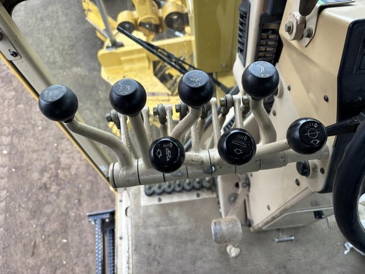 2005-caterpillar-143h-image-39