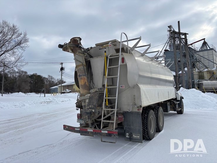 freightliner-114sd-image-13