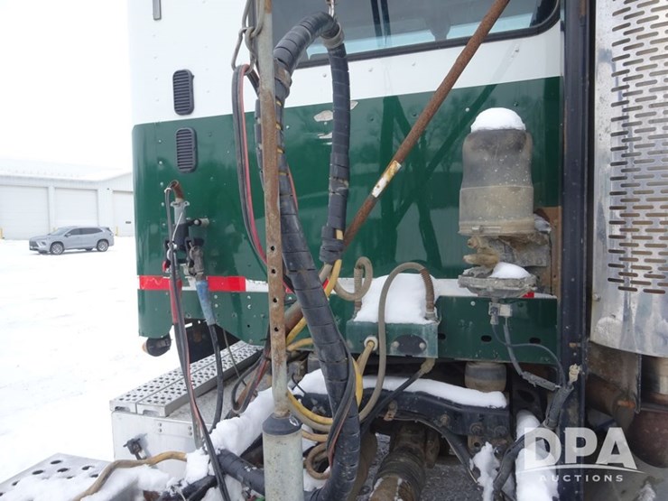 2007-freightliner-columbia-112-image-60