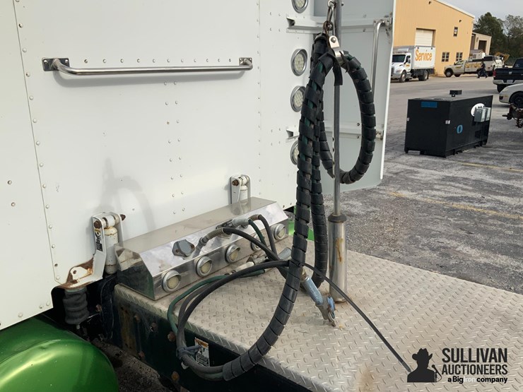 2006-peterbilt-379-image-19