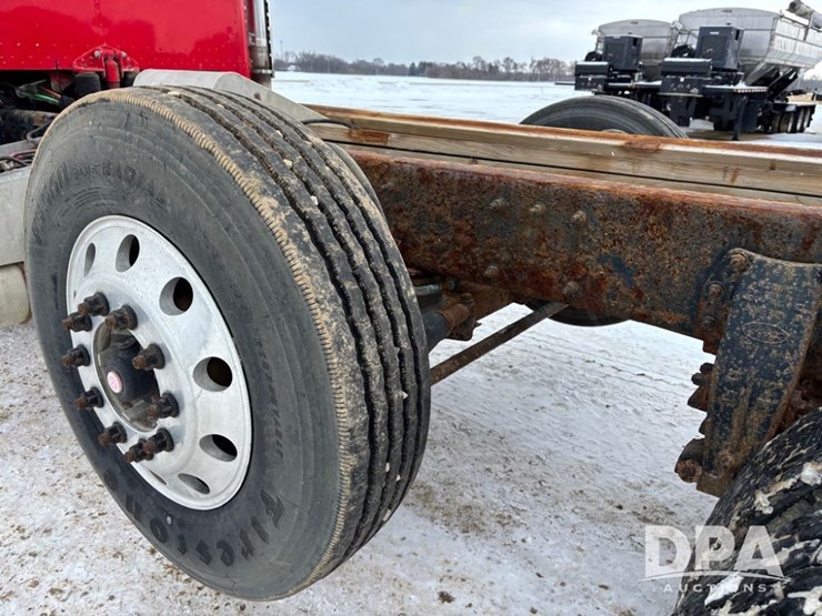 peterbilt-365-image-46