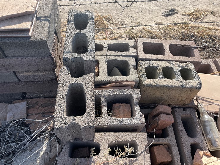 #3733-•-cinder-blocks-and-pavers-image-9