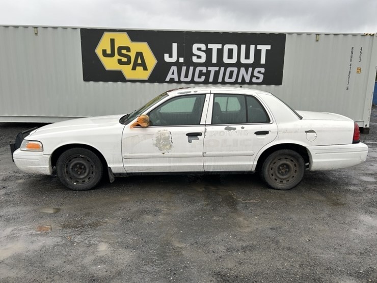 2004-ford-crown-victoria-sedan-image-2