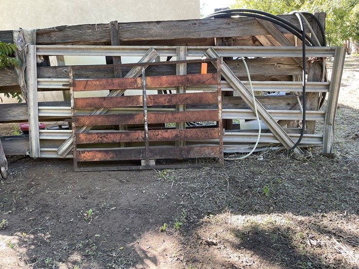 #3670-•-metal-gates-image-1