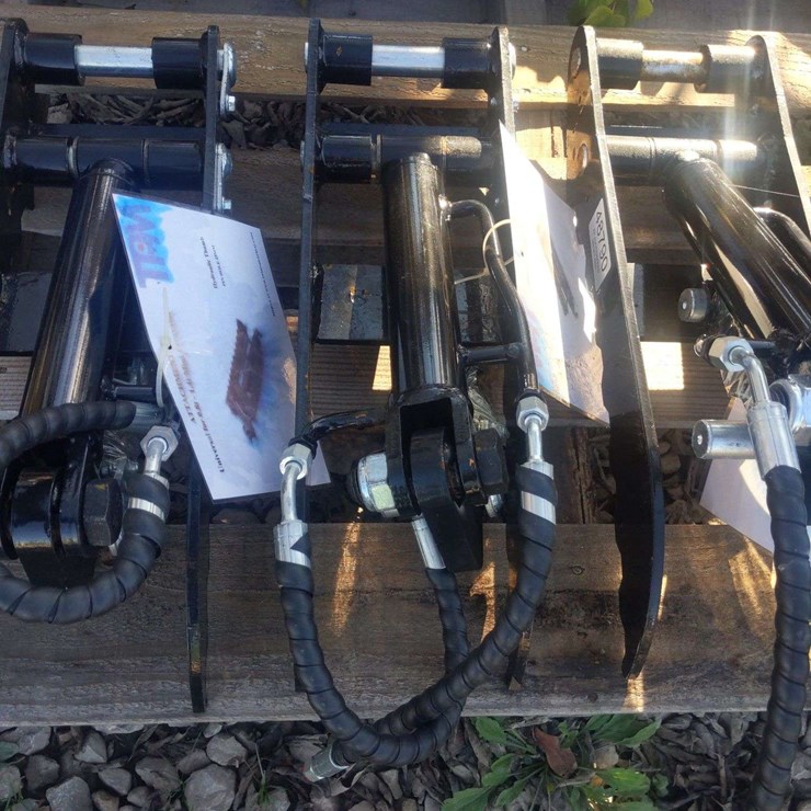 UNUSED TPM HYDRAULIC THUMB