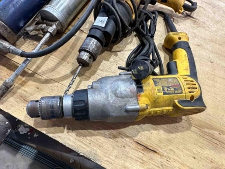 2-dewalt-electric-drills-&-2-grease-guns-image-2