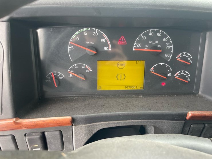 #149-•-2004-volvo-sleeper-semi-truck-image-36