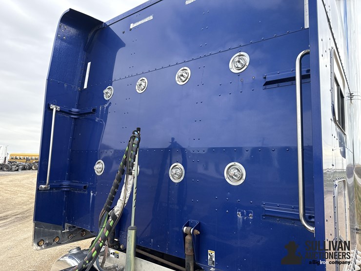 peterbilt-389-image-16