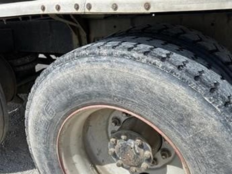 1985-freightliner-fld120-image-26