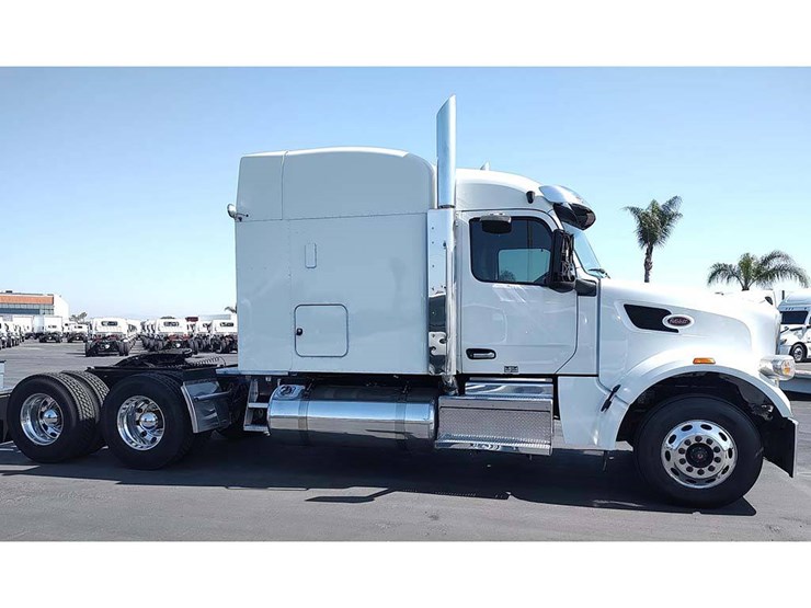 2023-peterbilt-567-image-2