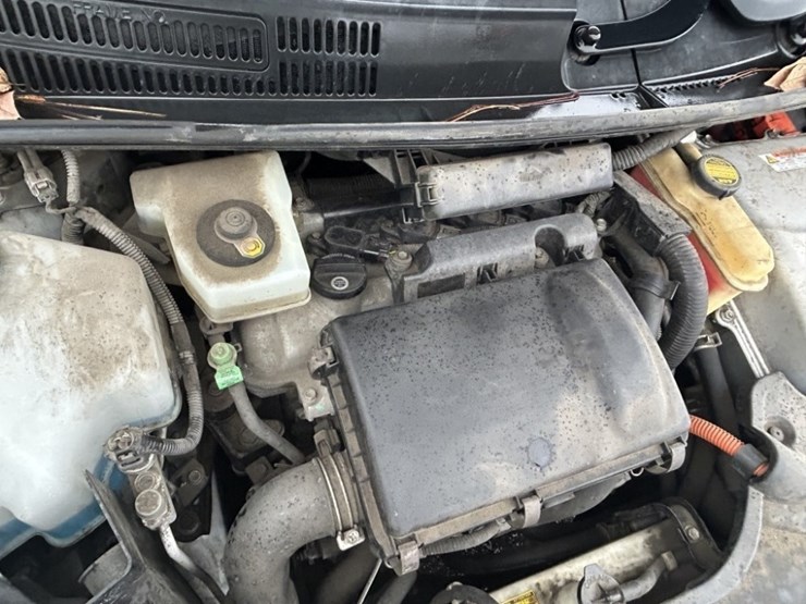 2004-toyota-prius-hybrid-sedan-image-37