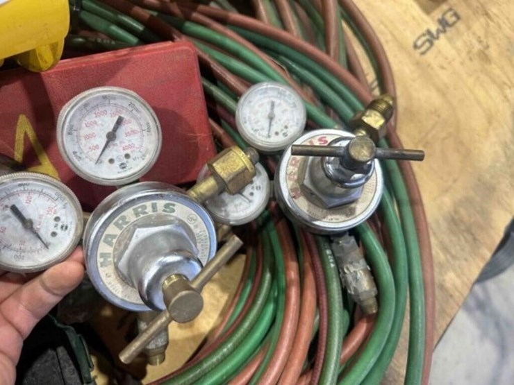 2-torches,-hose,-safety-caps,-gauges,-bottle-cart-image-3