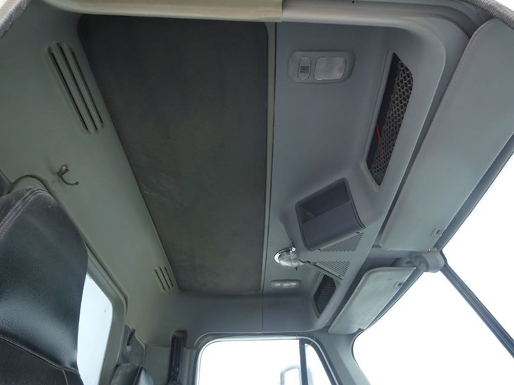 2007-freightliner-columbia-112-image-81