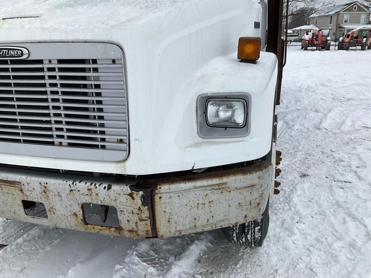 2000-freightliner-fl70-image-14