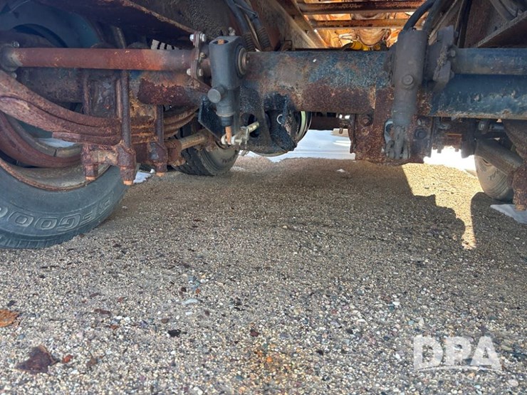 2007-neville-trailer-image-31