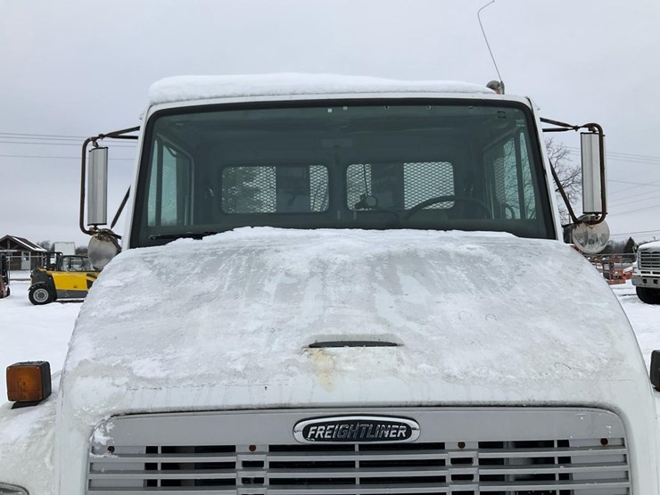 2000-freightliner-fl70-image-13