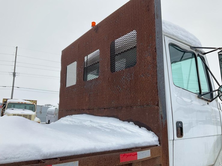 2000-freightliner-fl70-image-47