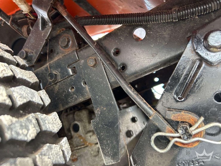 2012-husqvarna-lth18538-38"-riding-mower-image-15