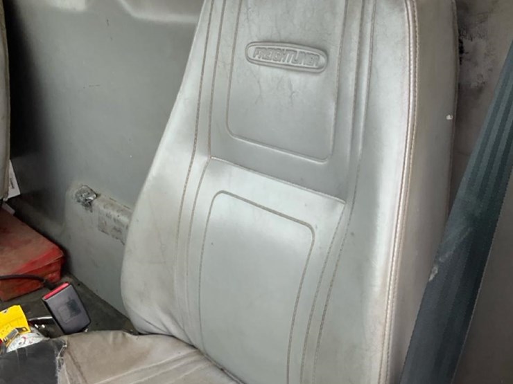 2000-freightliner-fl70-image-89