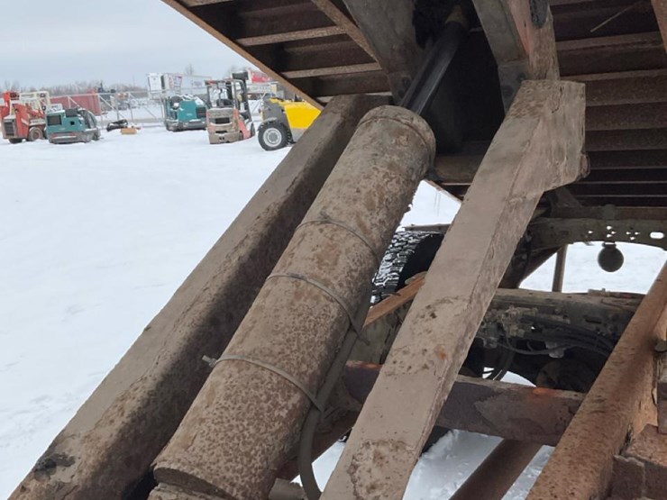 2000-freightliner-fl70-image-53