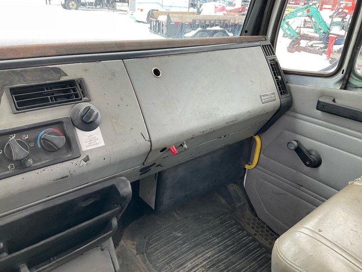 2000-freightliner-fl70-image-101