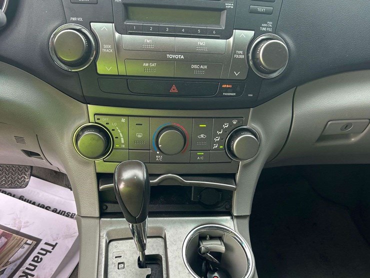 2010-toyota-highlander-suv-image-19