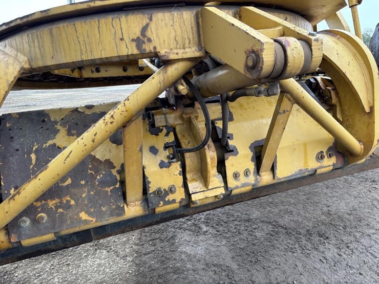 2006-caterpillar-143h-image-13