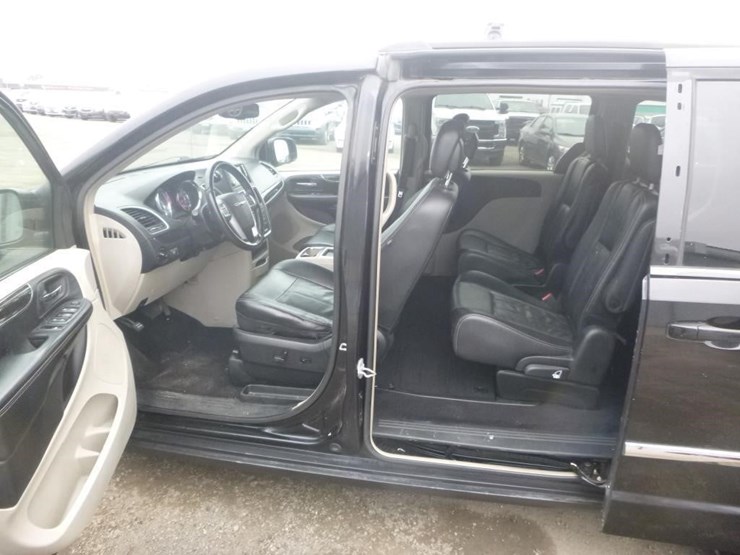 chrysler-town-&-country-image-5