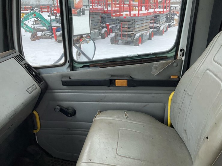 2000-freightliner-fl70-image-100