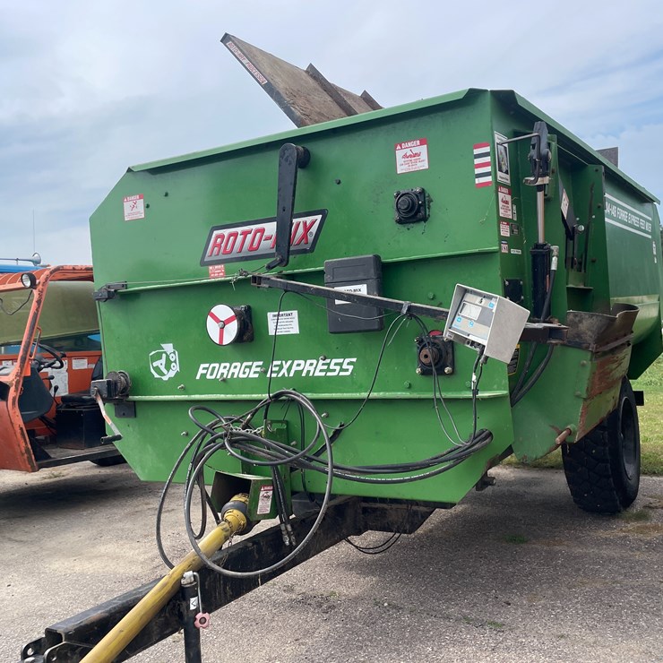 #1465 • Roto-Mix Forage Express